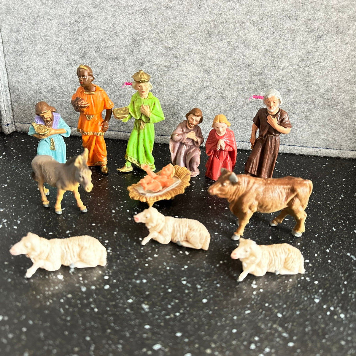 Gammel og stor Julekrybbe i tre med figurer i plast