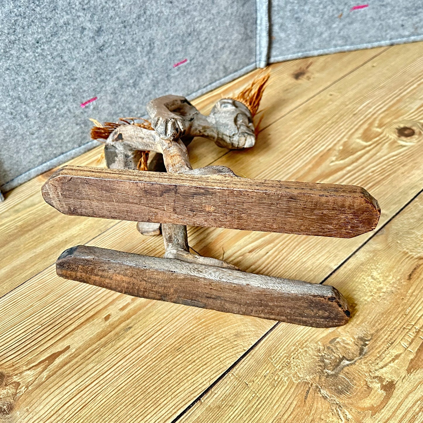 Vintage trefigur på ski fra 1970-tallet