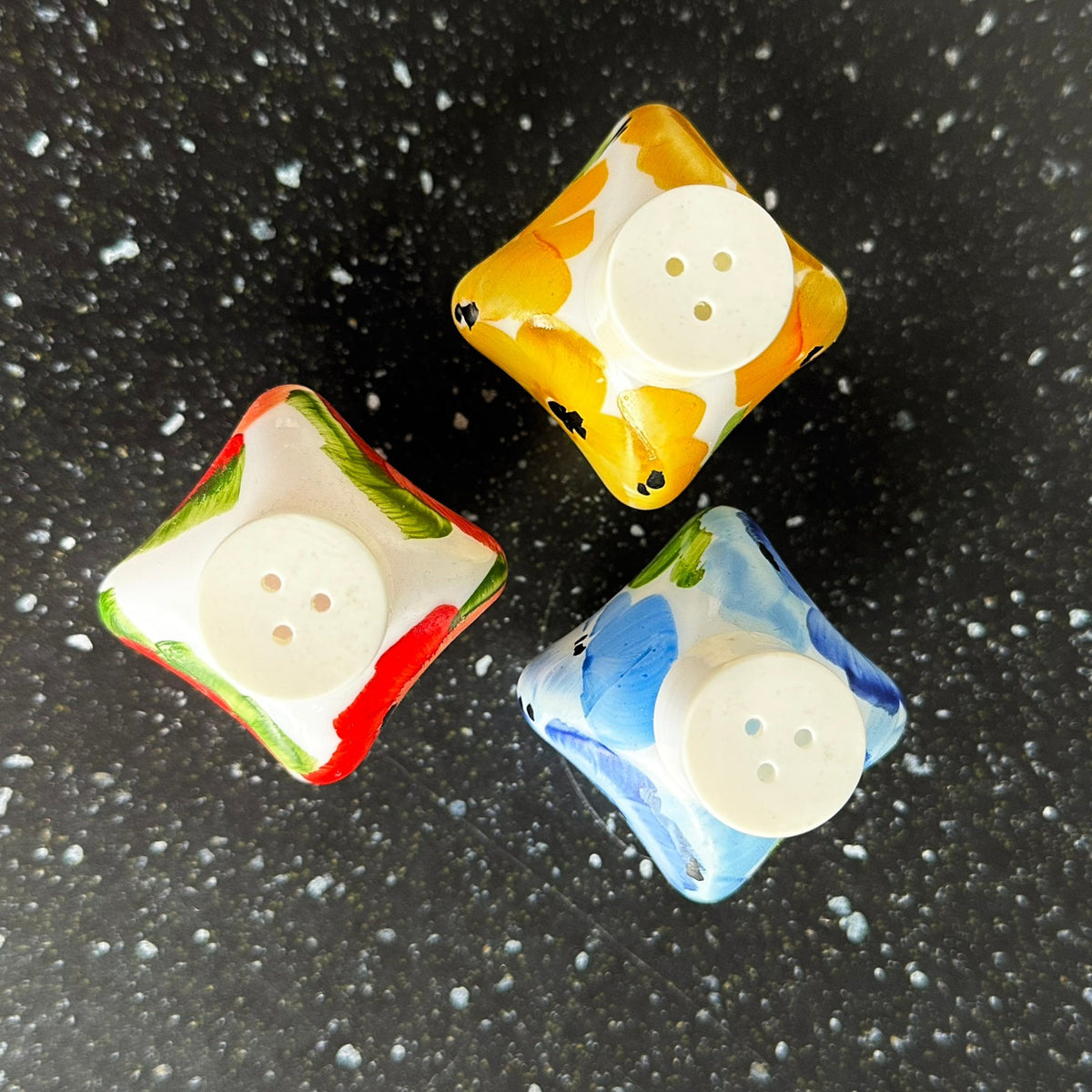 3 stk Salt og pepperbøsse i porselen med blomstermotiv
