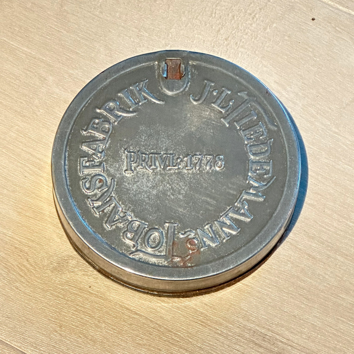 J. L. TIEDEMANNS - Gammel tobaksboks i metall