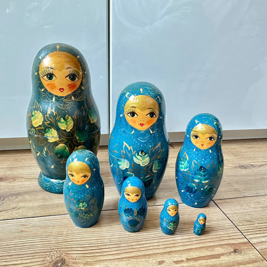 Flott Matrjoschka dukke. 7 dukker laget i tre. Vintage