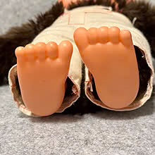 Monchhichi, 35cm, i brun pels med originale klær (1980-tall)
