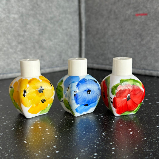 3 stk Salt og pepperbøsse i porselen med blomstermotiv