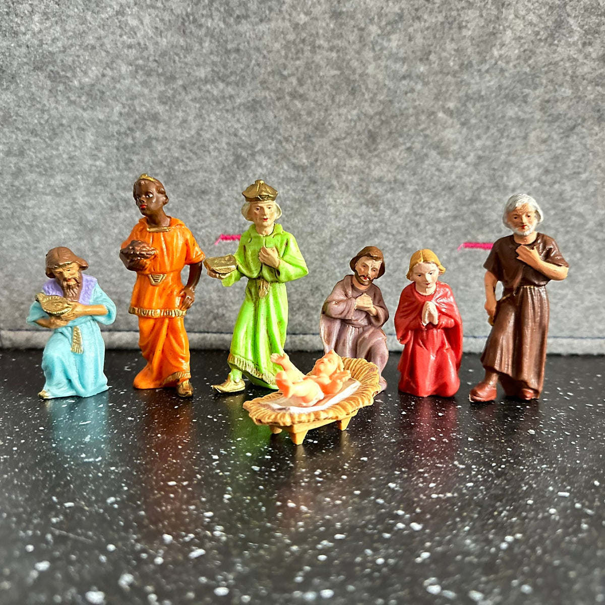 Gammel og stor Julekrybbe i tre med figurer i plast