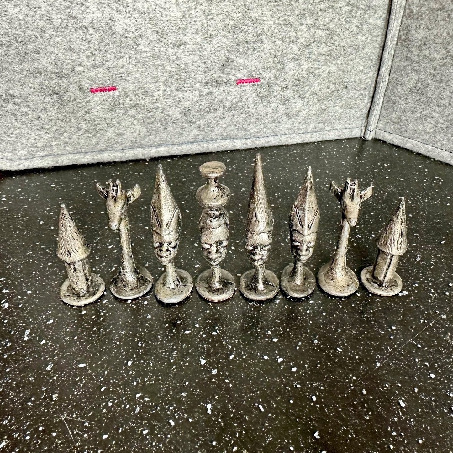 Vintage Svært sjeldent afrikansk Makonde-sjakk-figurer i metall.
