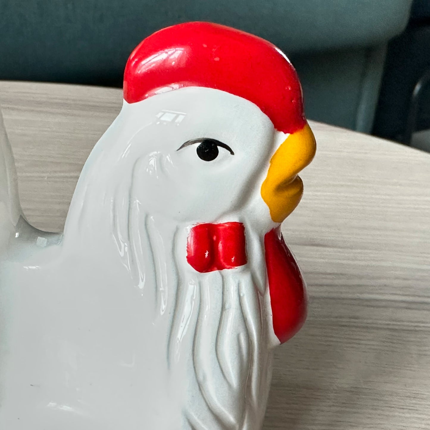 Stilig høne med salt- og pepperbøsser og serviettholder fra 1950-tallet