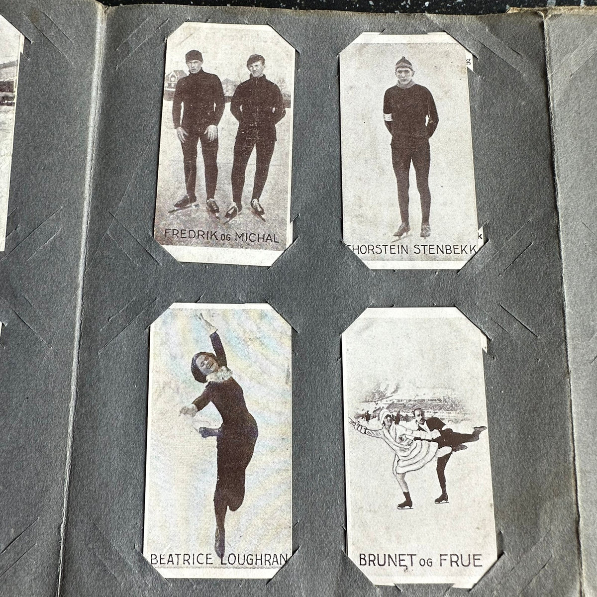 Gammelt samlealbum fra J. L. Tiedemanns - komplett med 48 samlekort