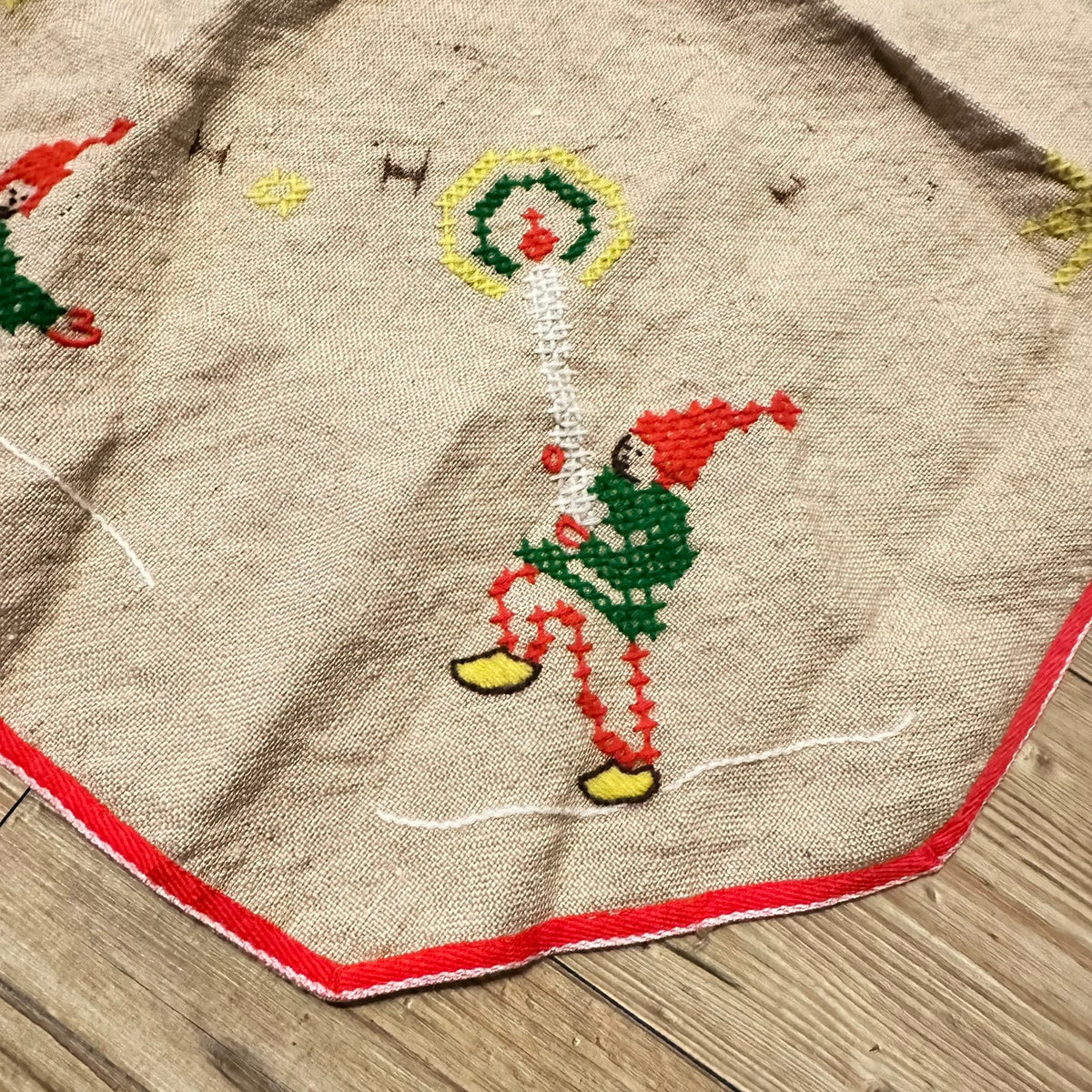 Håndbrodert juletreteppe / juletrematte