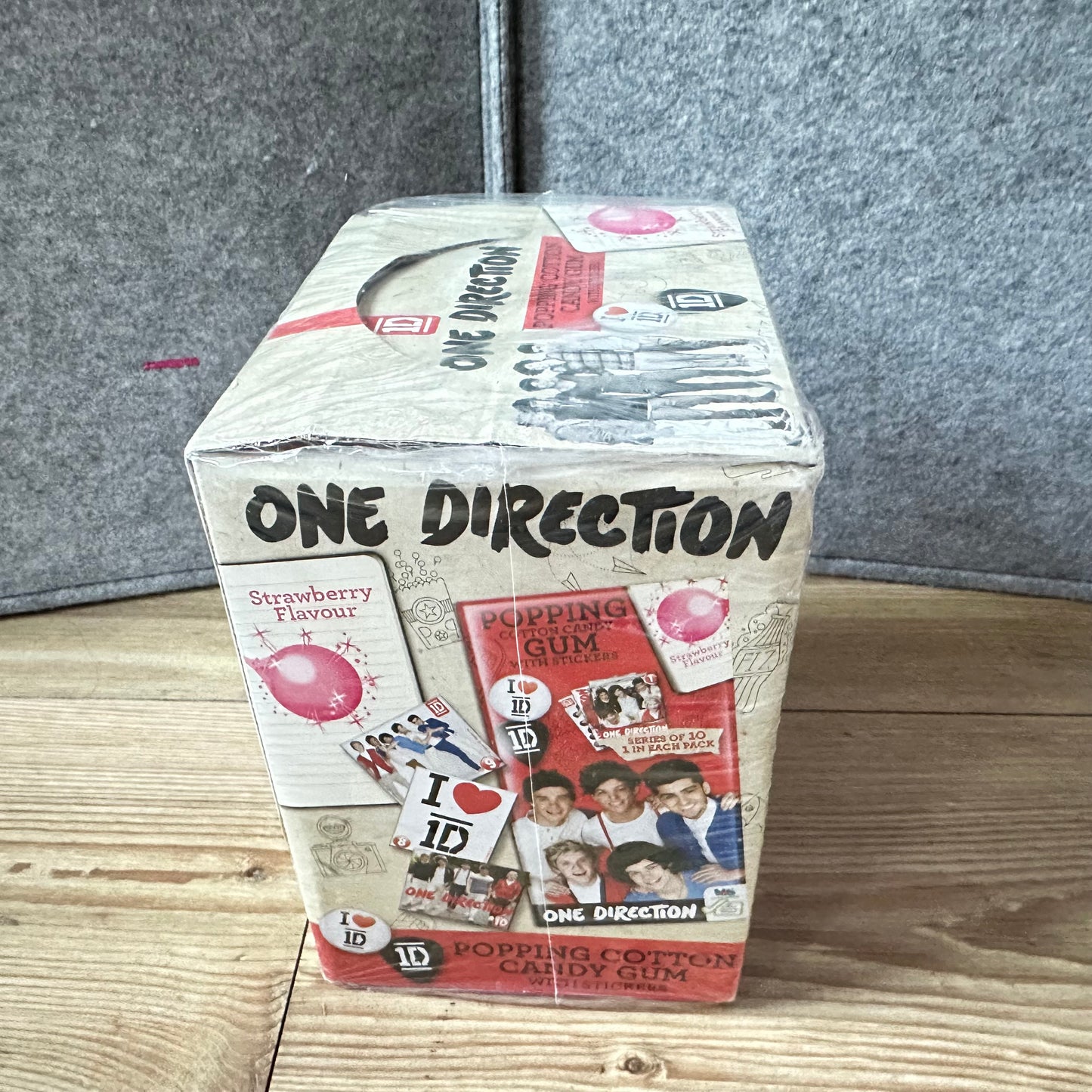One Direction 
"Popping Cotton Candy Gum & stickers" (hel eske)