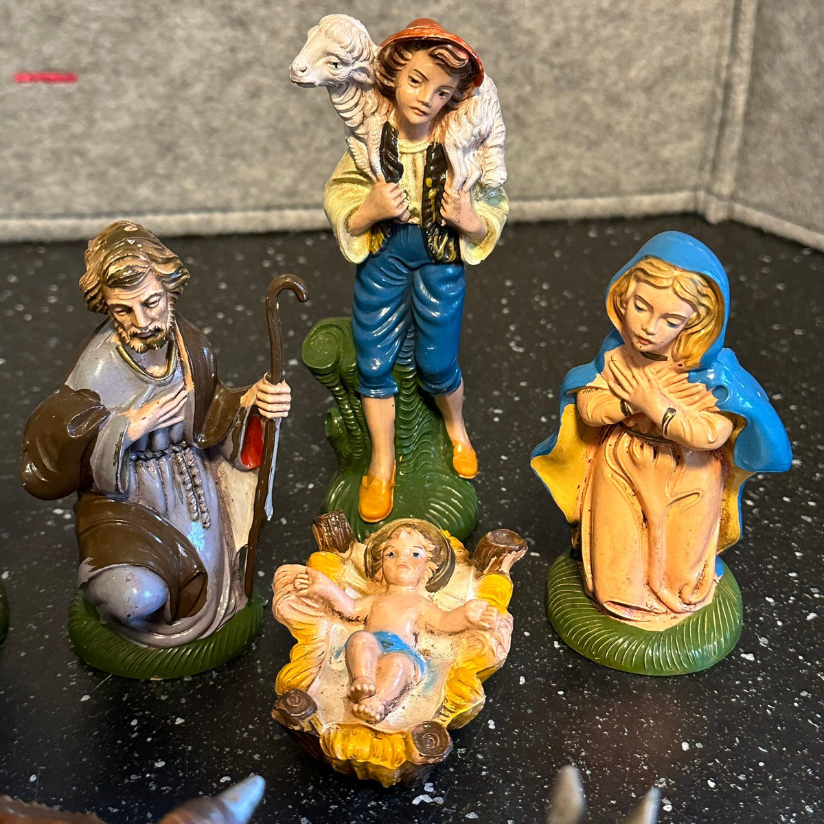 Gamle figurer fra Italia til julekrybbe