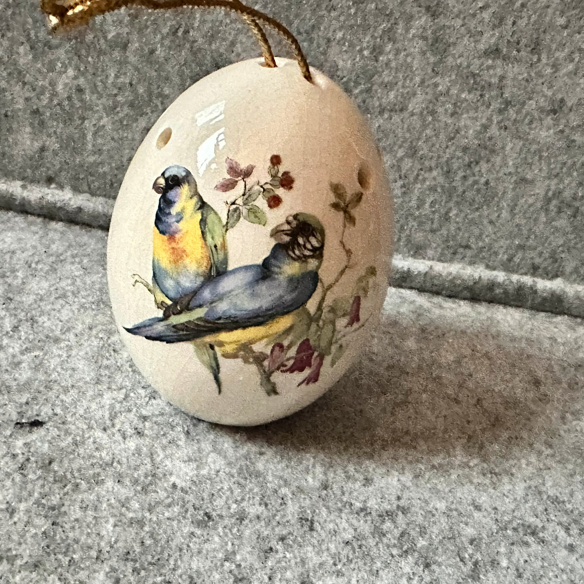 Vintage dekorativt egg Pomander med blomster og fugler.