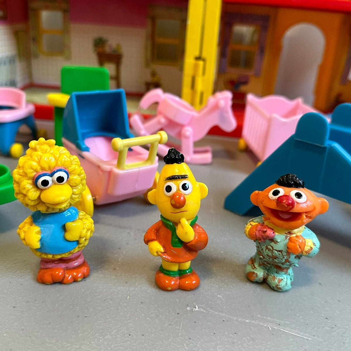Sesam Stasjon hus med figurer og tilbehør