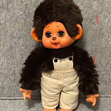 Monchhichi, 35cm, i brun pels med originale klær (1980-tall)