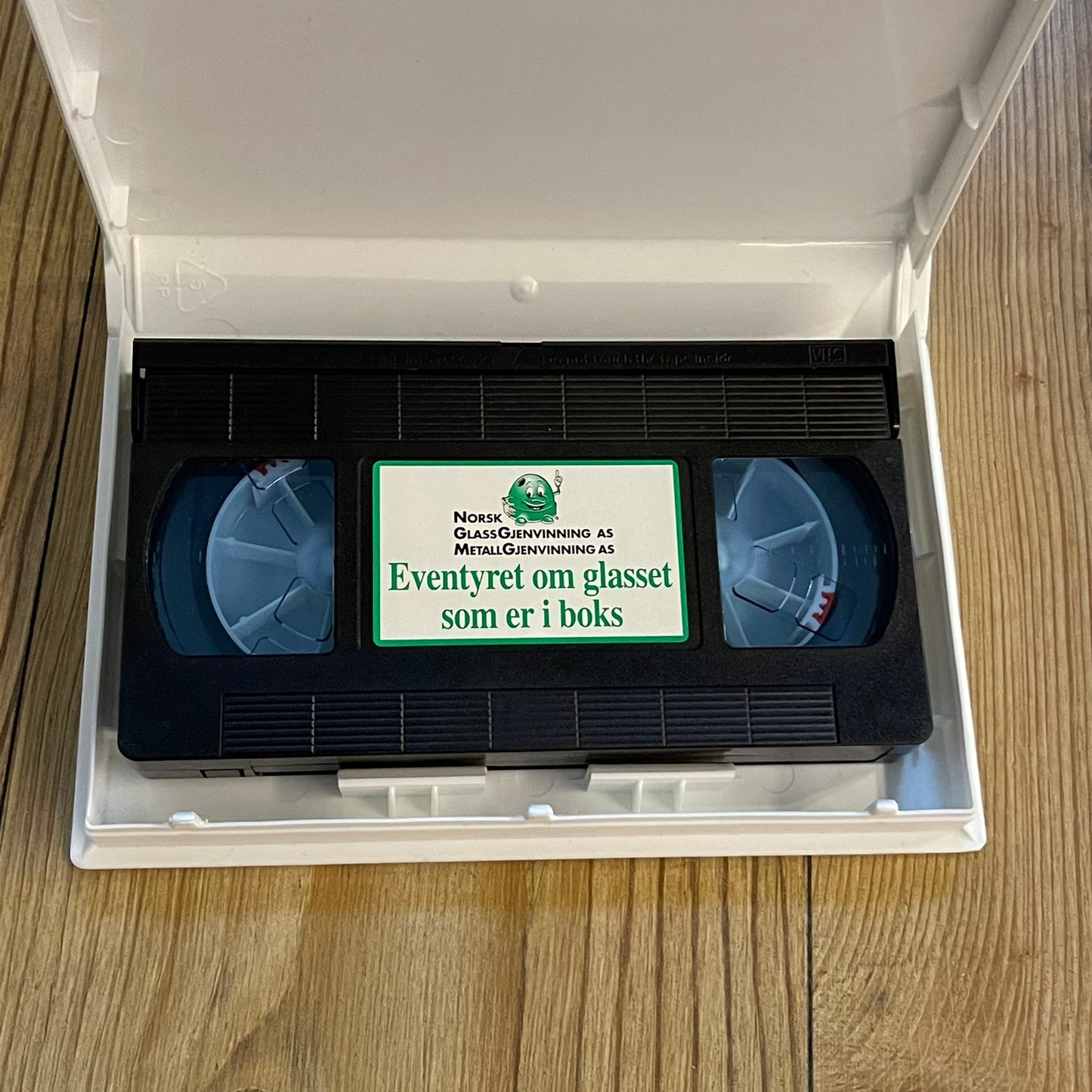 Eventyret om glasset som er i boks (VHS Big Box) fra Norsk Glassgjenvinning