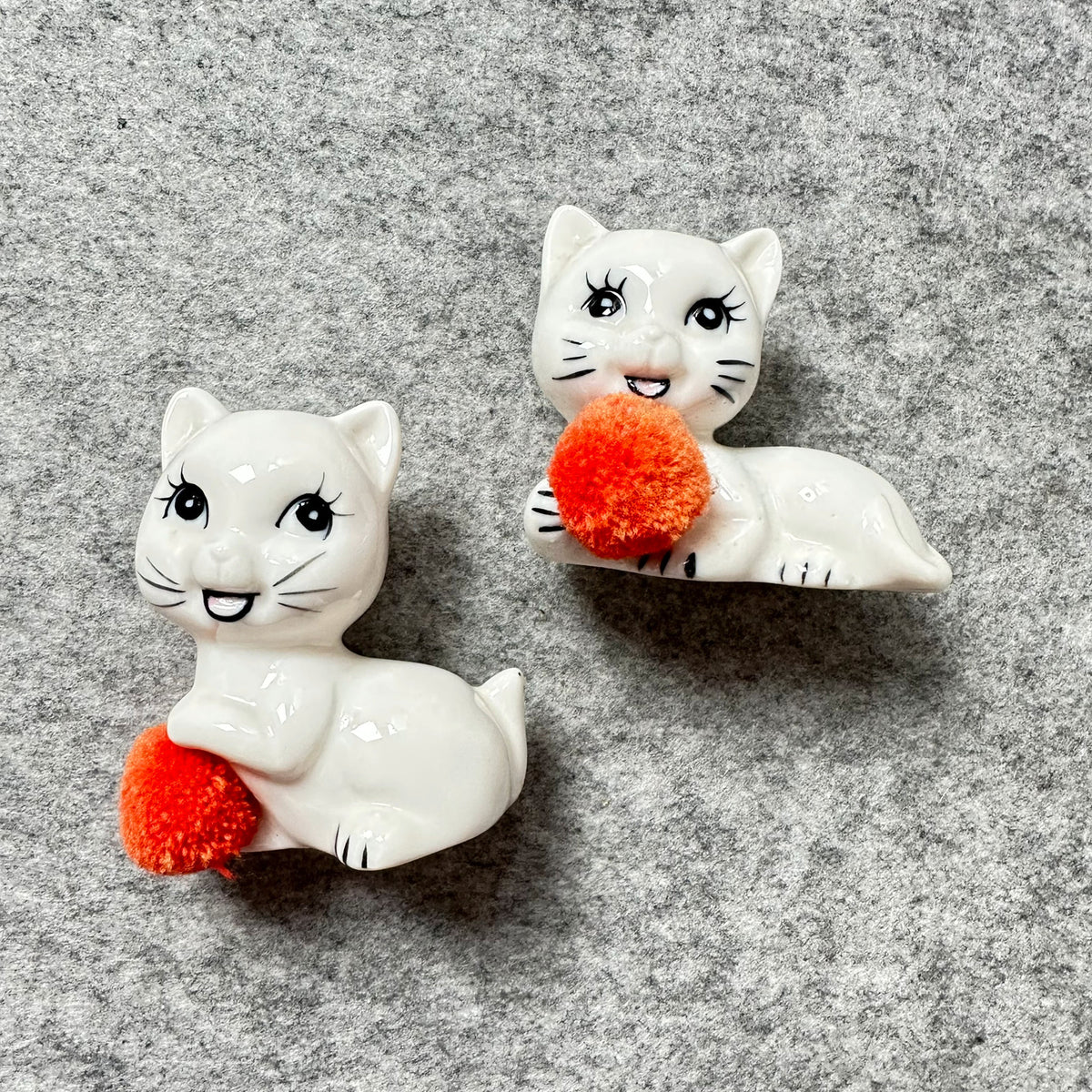 Vintage 2  skjønne katter i porselen med ball av garn