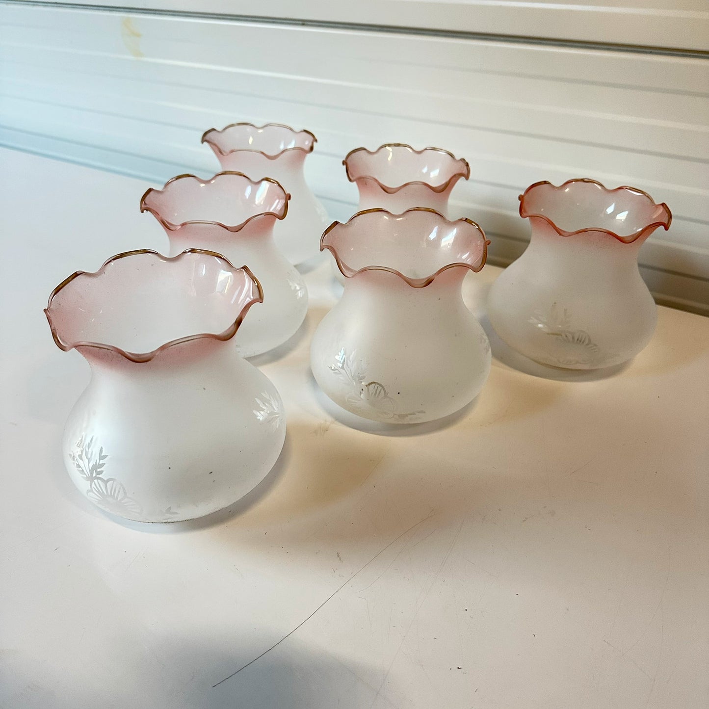 Gamle ubrukte glasskuppel frostet med rosatoner