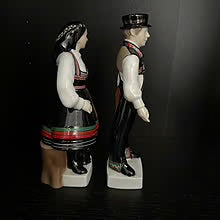 Flott Par i bunad, av porselen, håndmalt - nydelige detaljer