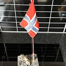 Antikk bordsflagg med Norges flagg og stilig løve