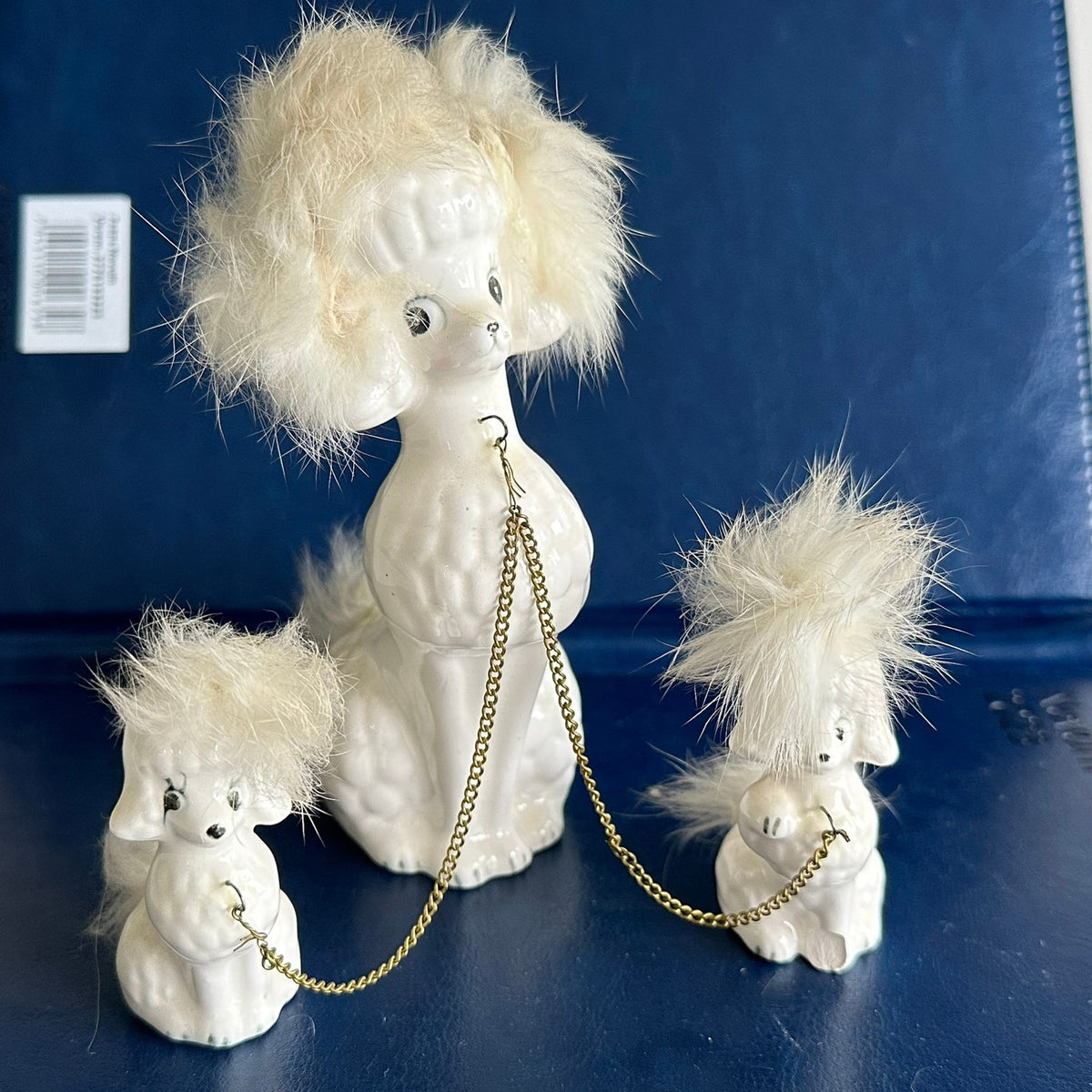 Hund i porselen med to valper i bånd (1950-tall)