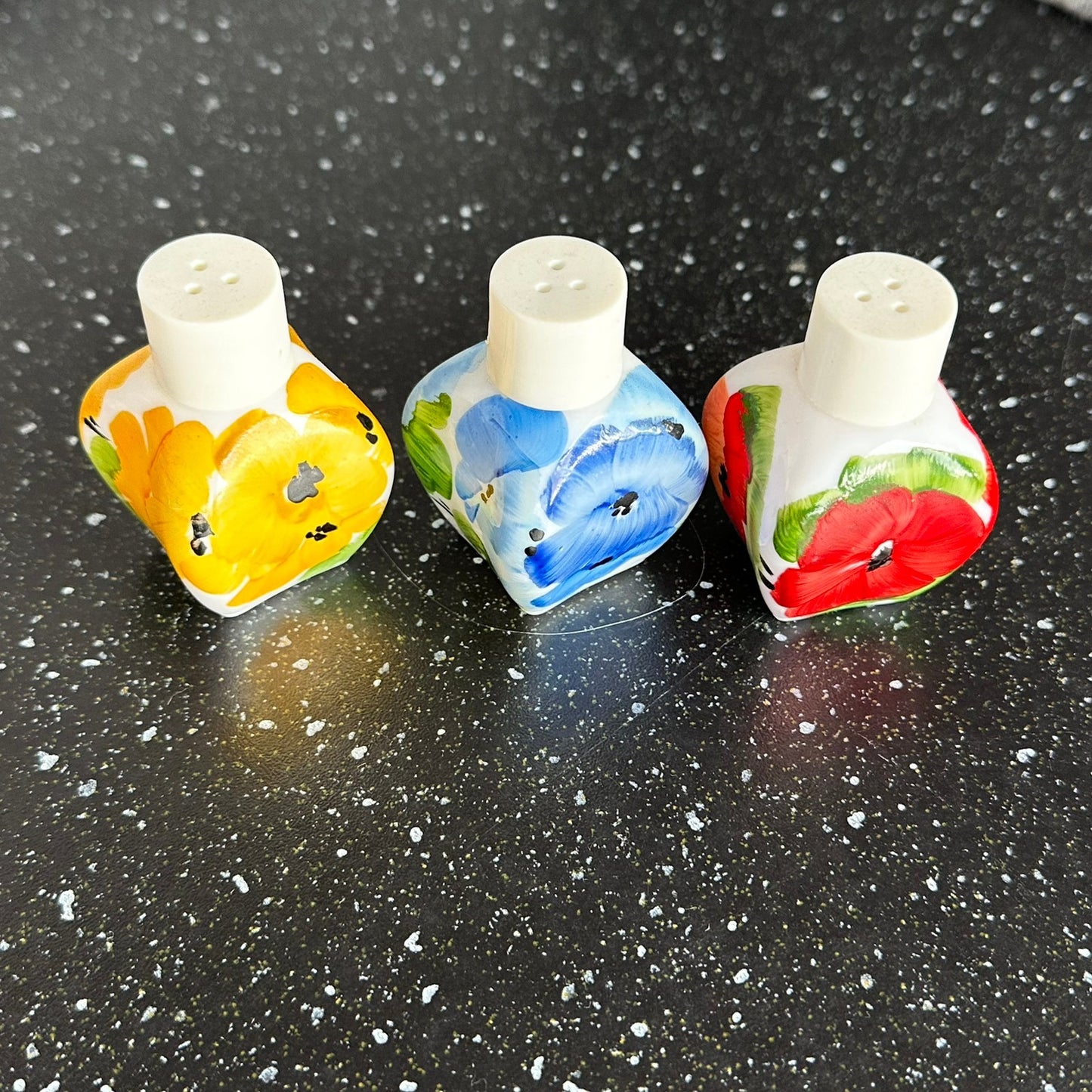 3 stk Salt og pepperbøsse i porselen med blomstermotiv