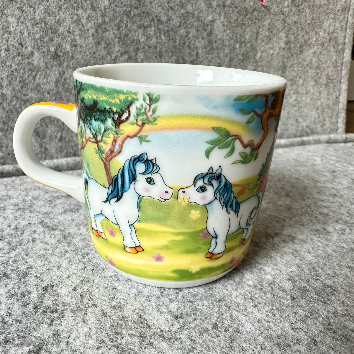 Gammelt krus med pony