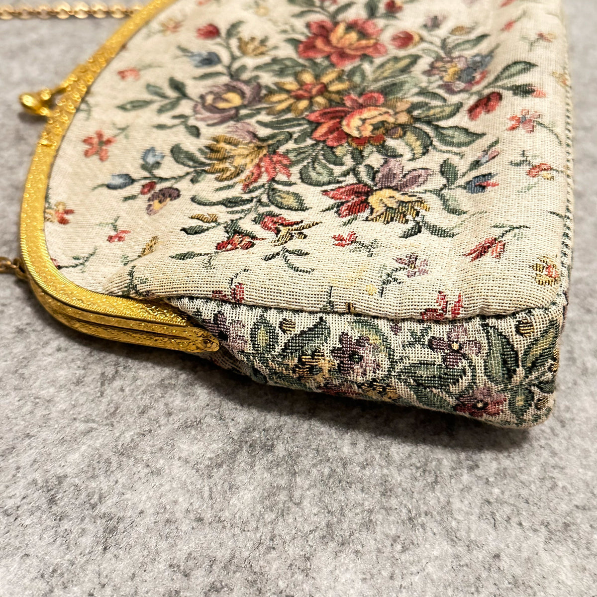 Vintage selskapsveske i tekstil med blomster. I flott stand