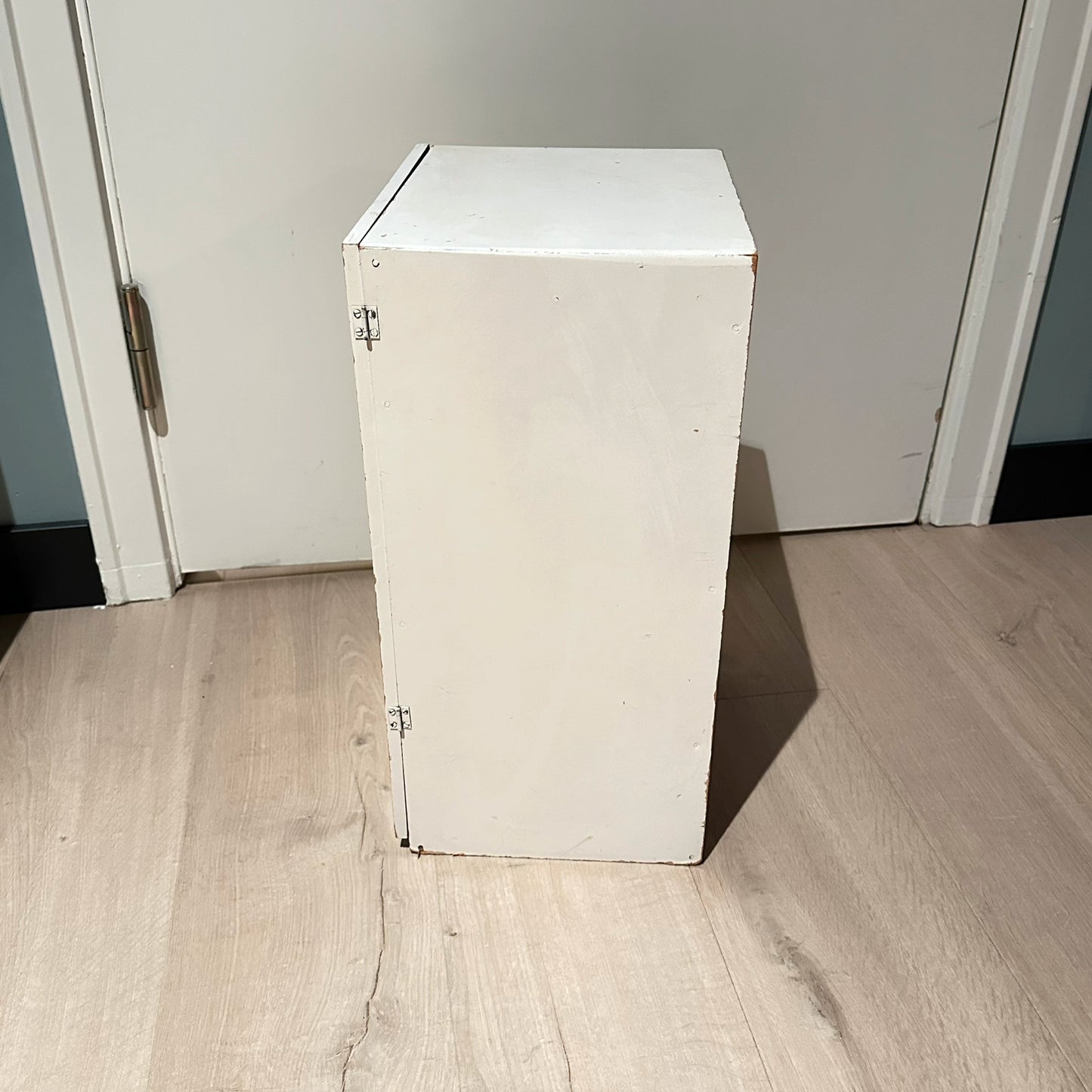 Gammelt klesskap / garderobe fra BRIO (passer til feks Barbie) fra 1960-talley