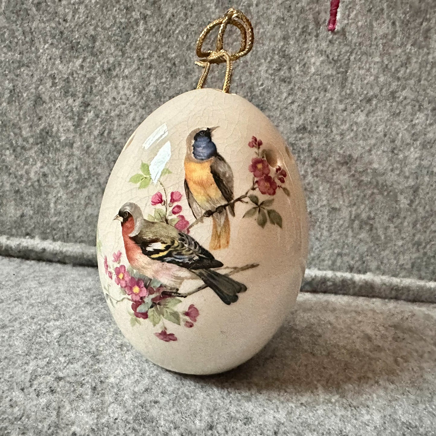 Vintage dekorativt egg Pomander med blomster og fugler.
