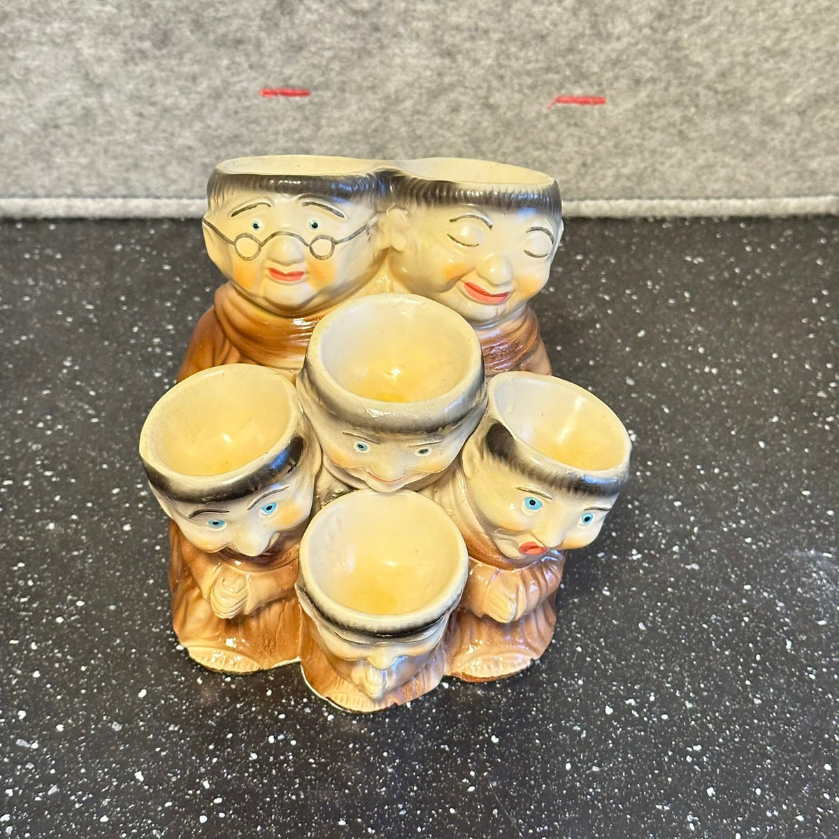 Munker med plass for 6 stk egg - Antikk Eggeholder