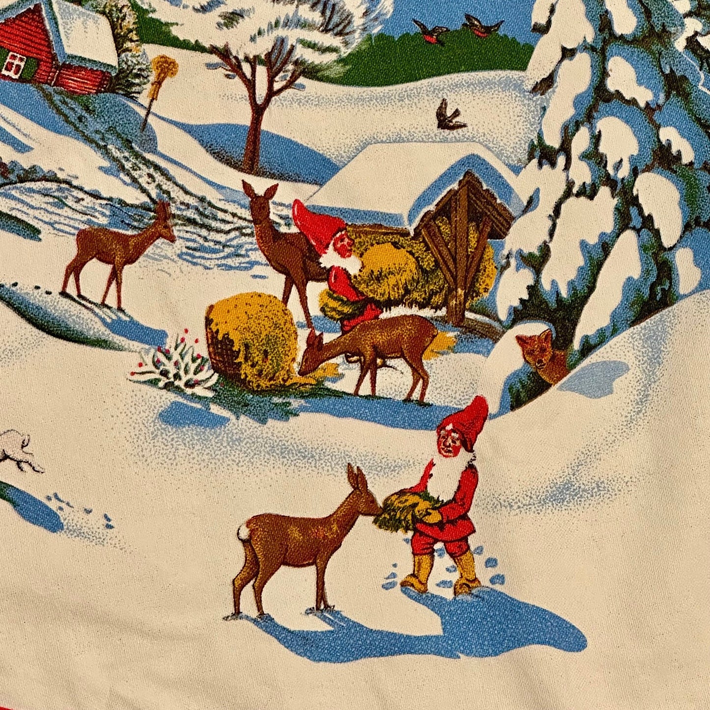 Stor flott juleduk med nydelig nissemotiv - vintage (Ø: 153cm)