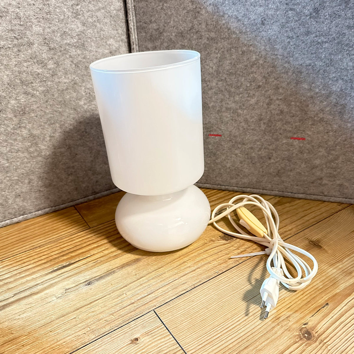LYKTA - Matt hvit Bordlampe i glass fra 1980-tallet (IKEA)