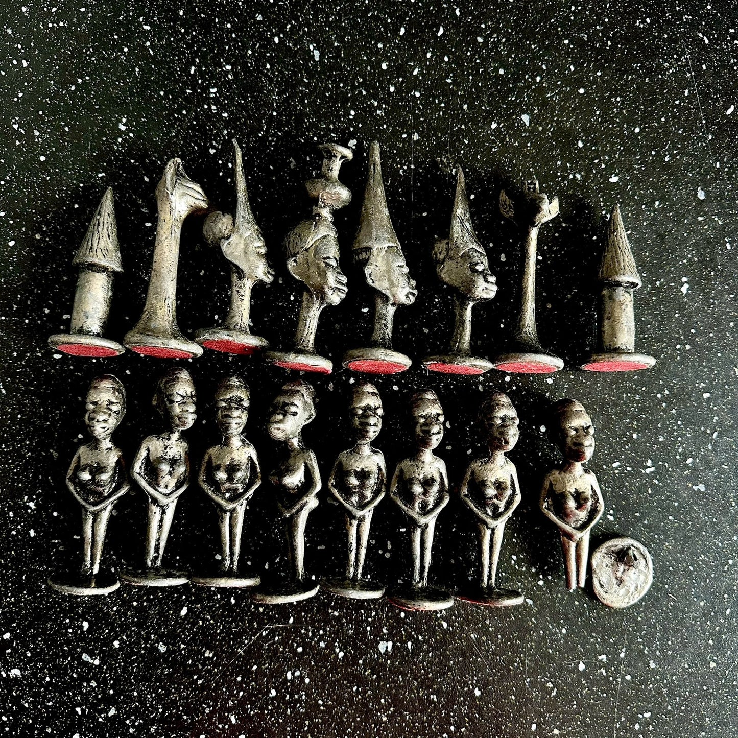 Vintage Svært sjeldent afrikansk Makonde-sjakk-figurer i metall.
