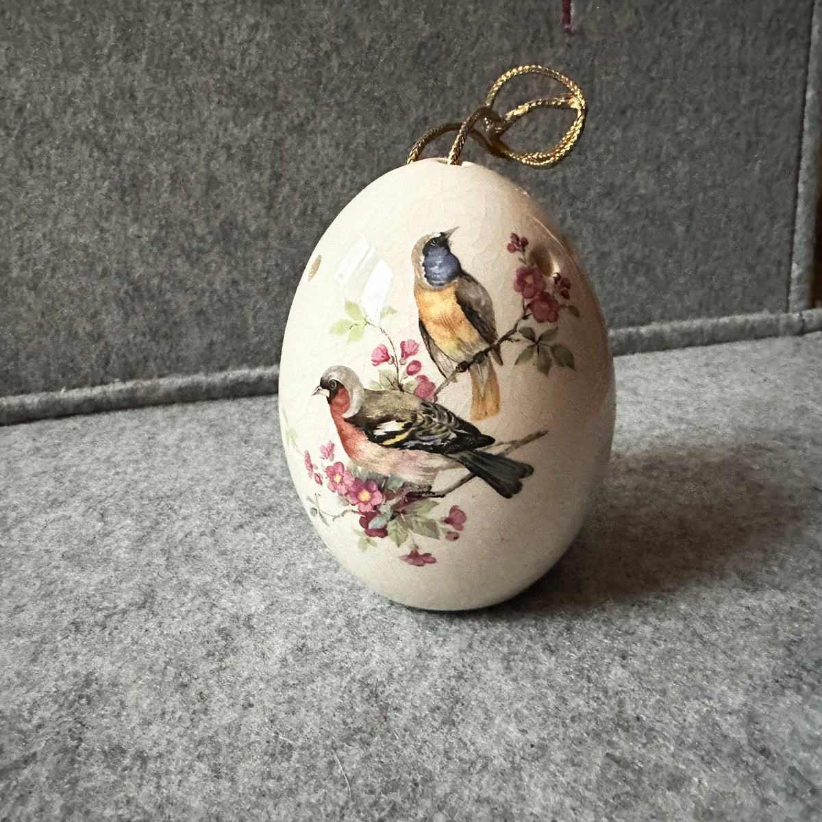 Vintage dekorativt egg Pomander med blomster og fugler.