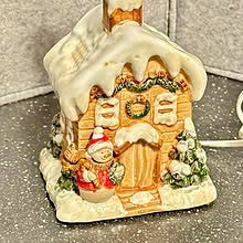 Bordlampe med stilig pepperkakehus og snømann i keramikk