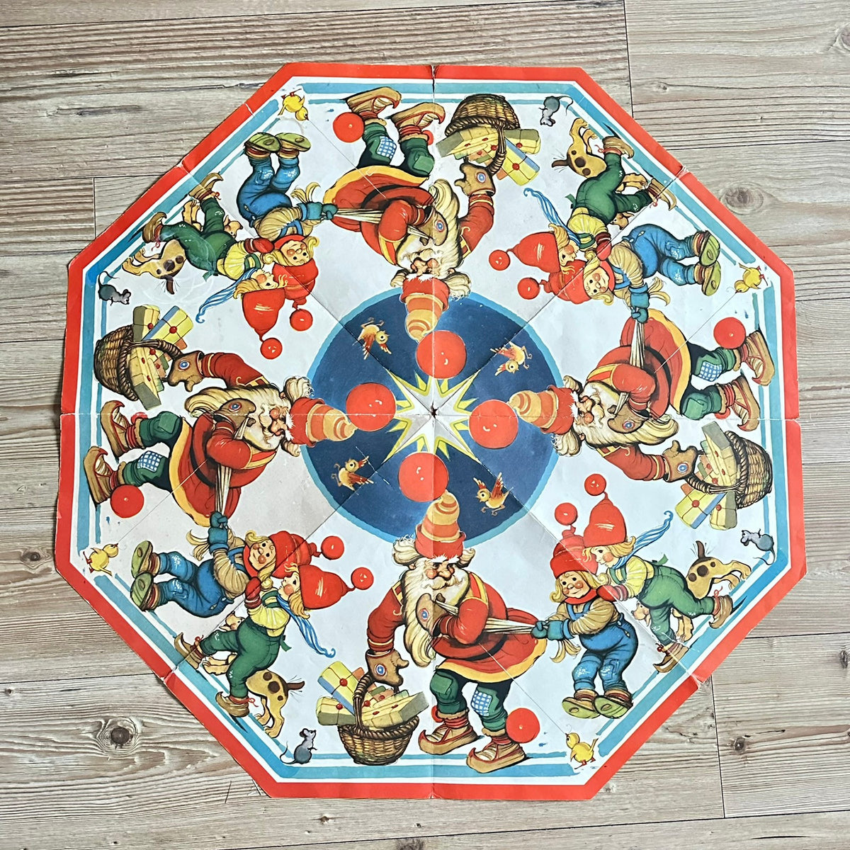 Gammel julepynt i papir (85,5 x 85,5cm)