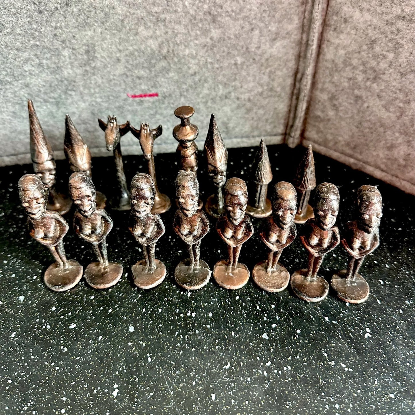 Vintage Svært sjeldent afrikansk Makonde-sjakk-figurer i metall.