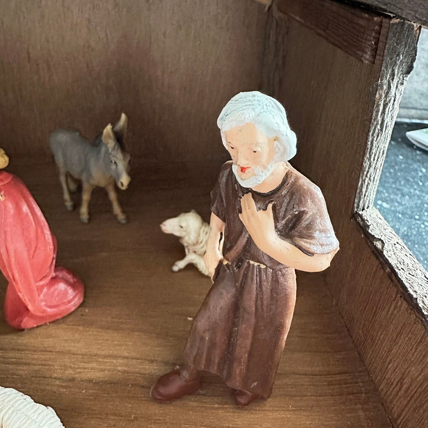 Gammel og stor Julekrybbe i tre med figurer i plast