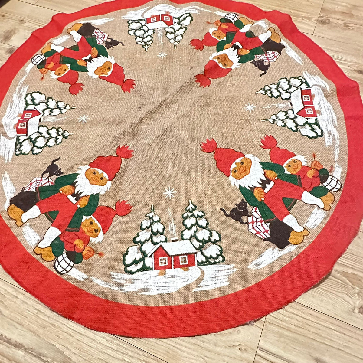 Vintage juletreteppe med nisser