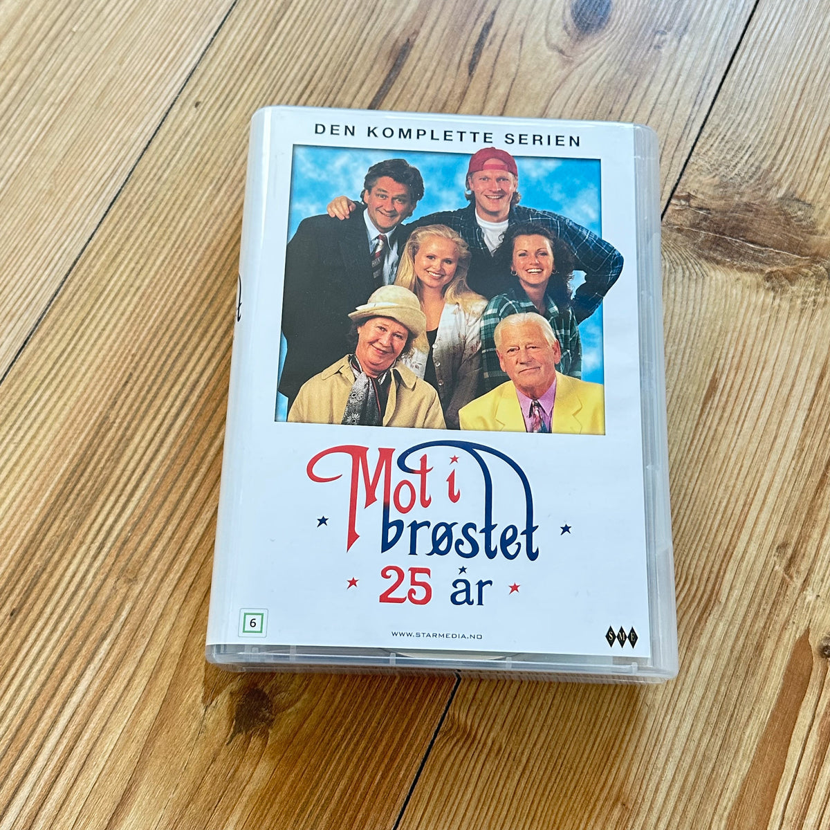 Mot i brøstet (Samleboks DVD) - Komplett serie, som ny !