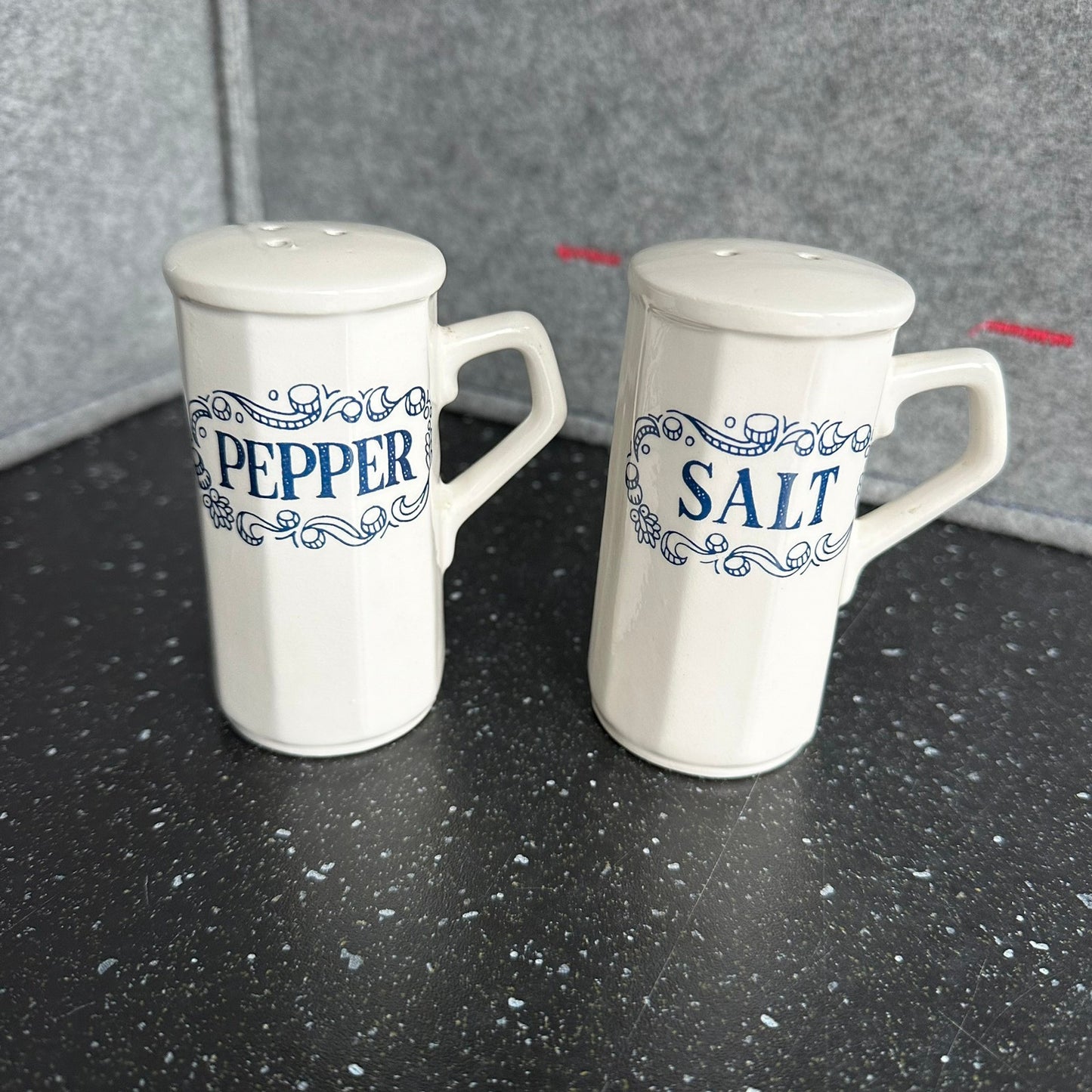 Salt og pepperbøsse