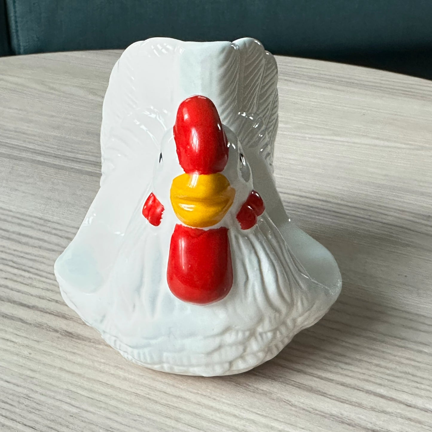 Stilig høne med salt- og pepperbøsser og serviettholder fra 1950-tallet