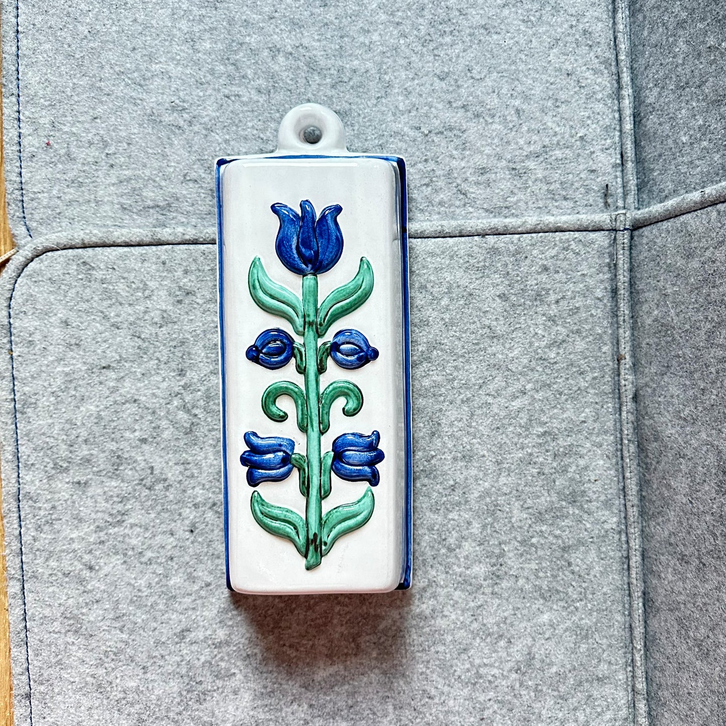 Vintage Kakeform i keramikk. "Tulipani azzurri" fra Thun ceramics, Italien