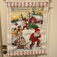 Stilig håndbrodert Julekalender / pakkekalender (46,5 x 70cm)