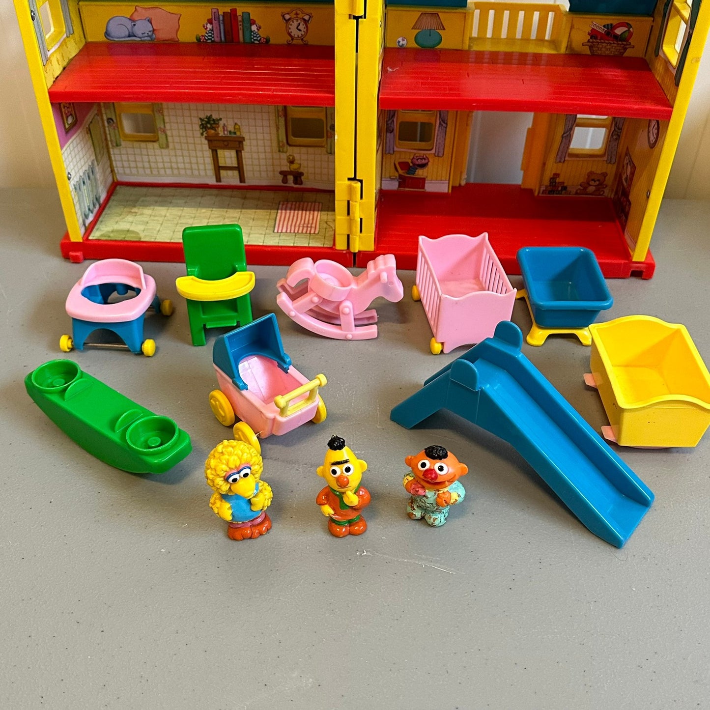 Sesam Stasjon hus med figurer og tilbehør