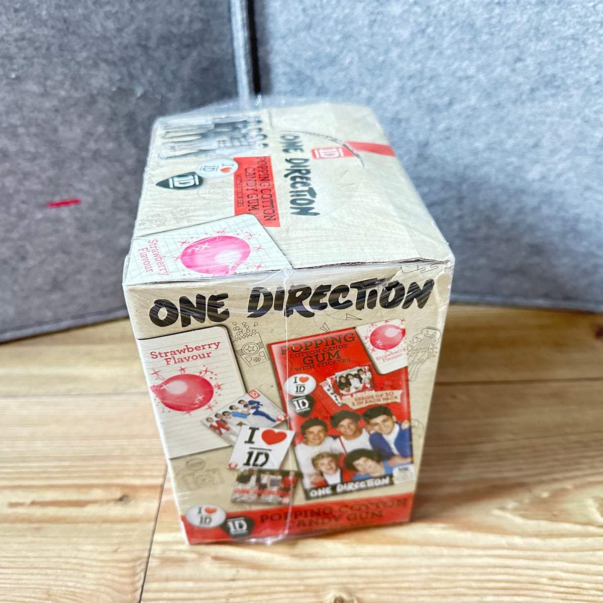 One Direction 
"Popping Cotton Candy Gum & stickers" (hel eske)