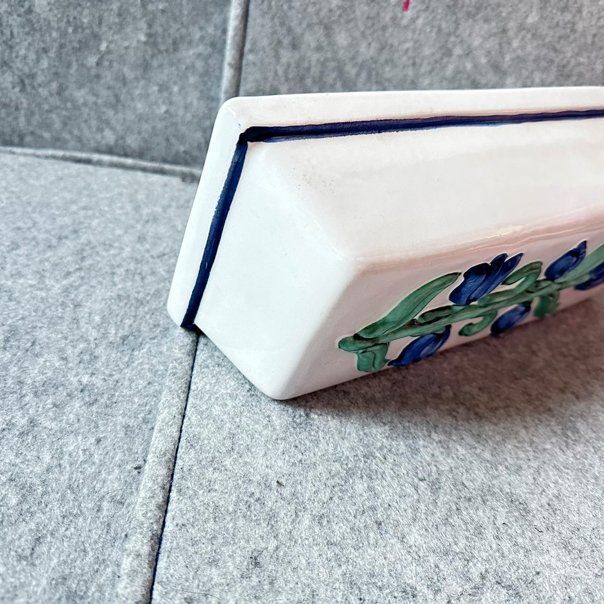 Vintage Kakeform i keramikk. "Tulipani azzurri" fra Thun ceramics, Italien