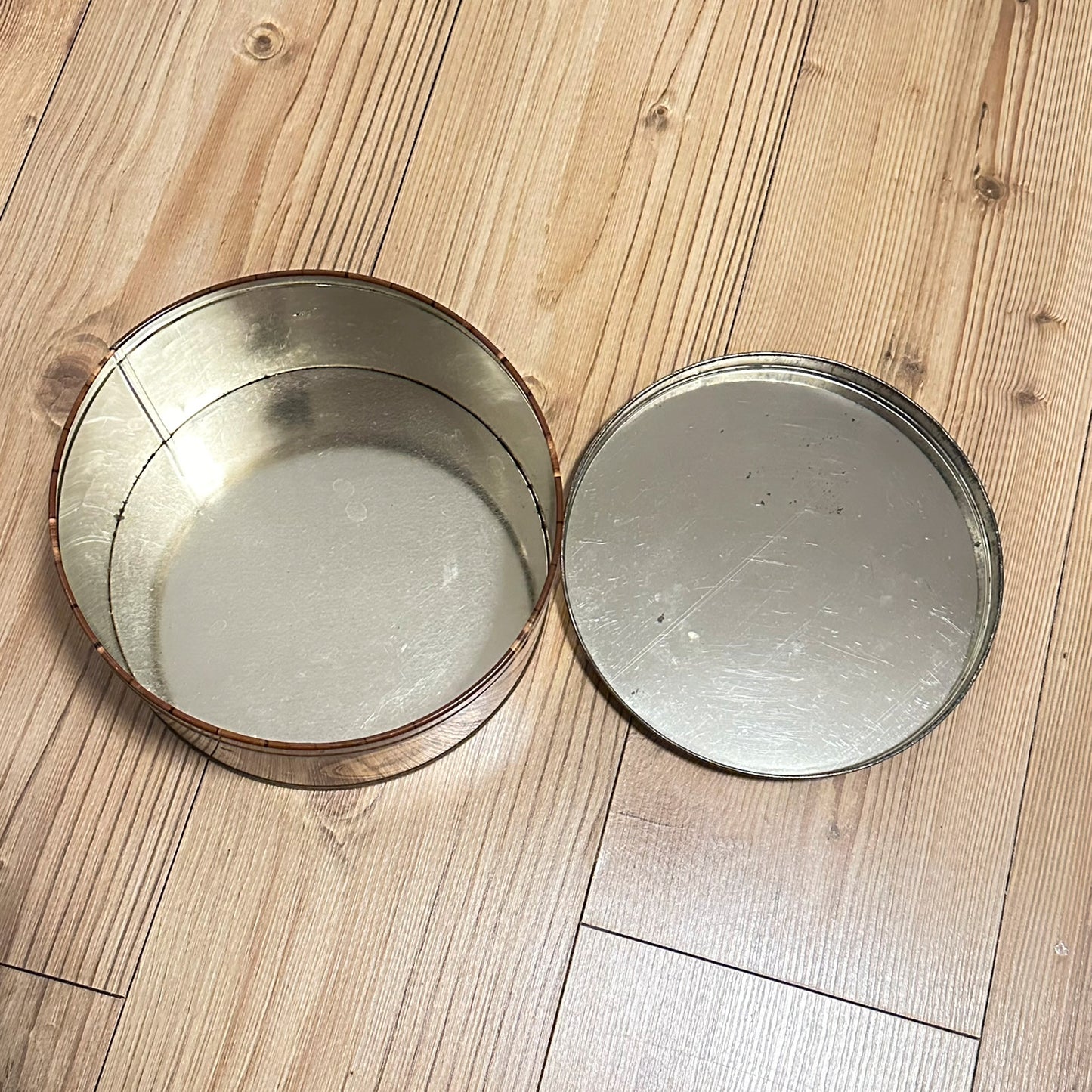 Gammel metallboks med veteranbiler på