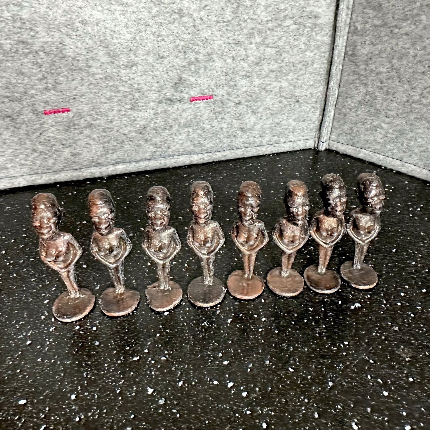 Vintage Svært sjeldent afrikansk Makonde-sjakk-figurer i metall.