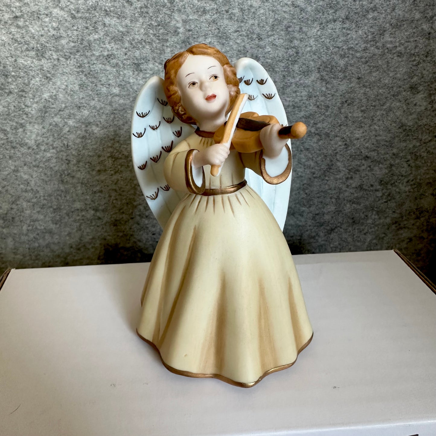 12 Elegante Engler i porselen fra Firkløveren