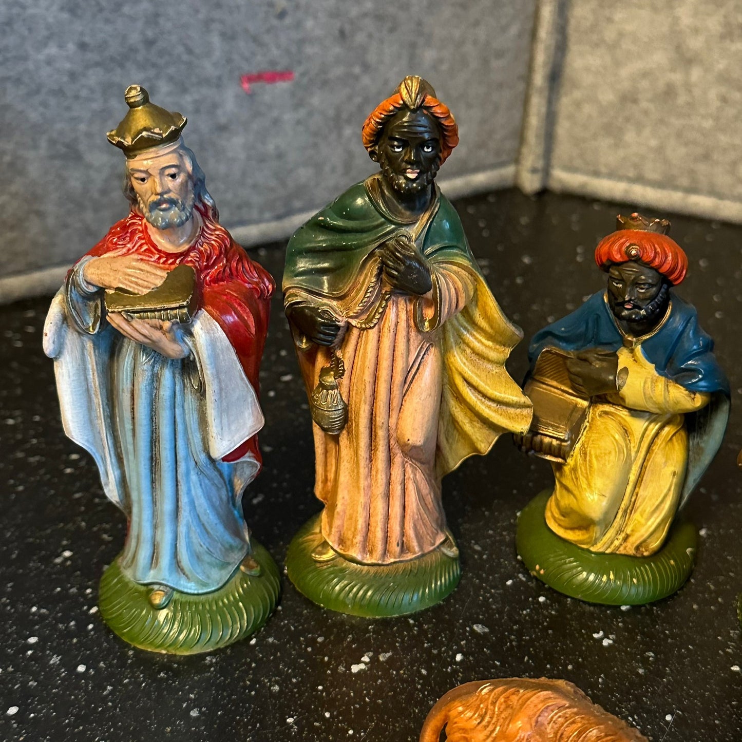 Gamle figurer fra Italia til julekrybbe